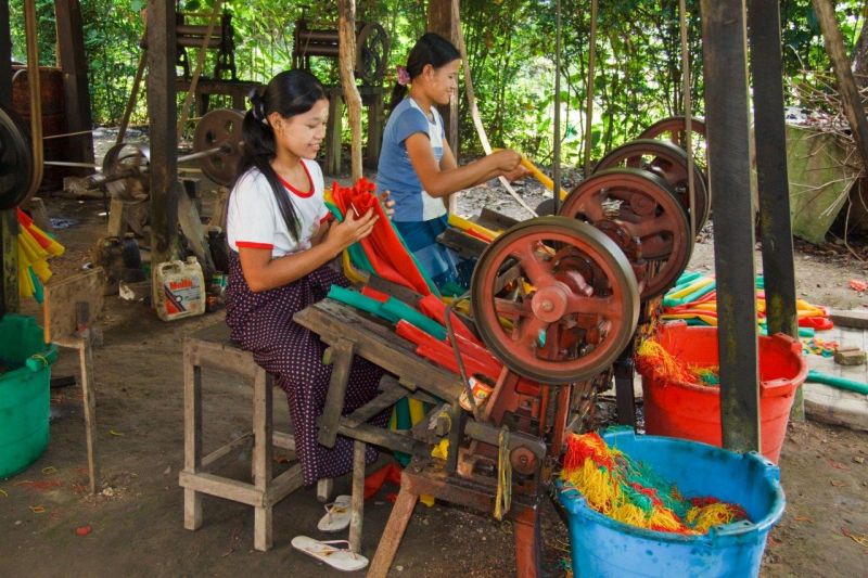 Gummiring-Fertigung in Myanmar.